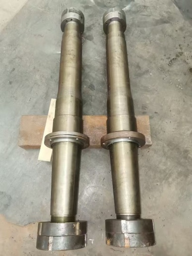 TGM160磨辊轴（含上中下5个螺母）.jpg